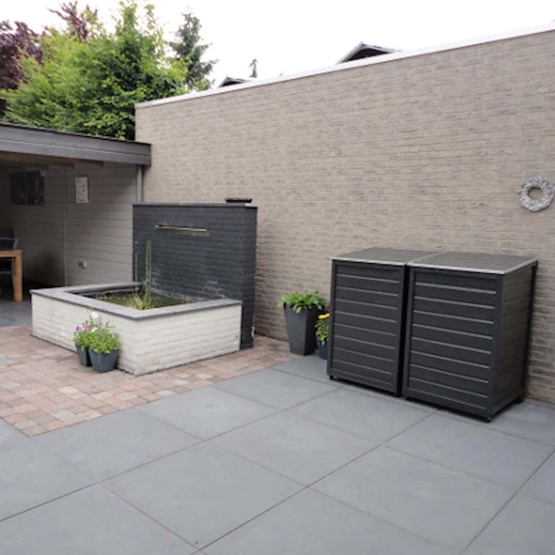 twee boxen naast elkaar en geschilderd door klant