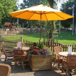 Plantenbak vierkant sfeervol op het terras