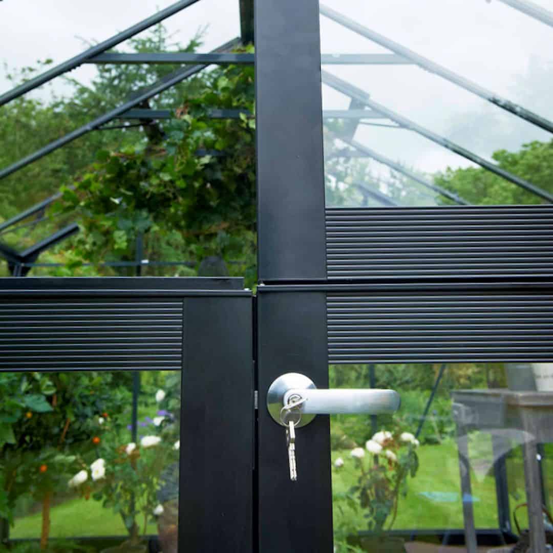 Deur is deelbaar en voorzien van slot