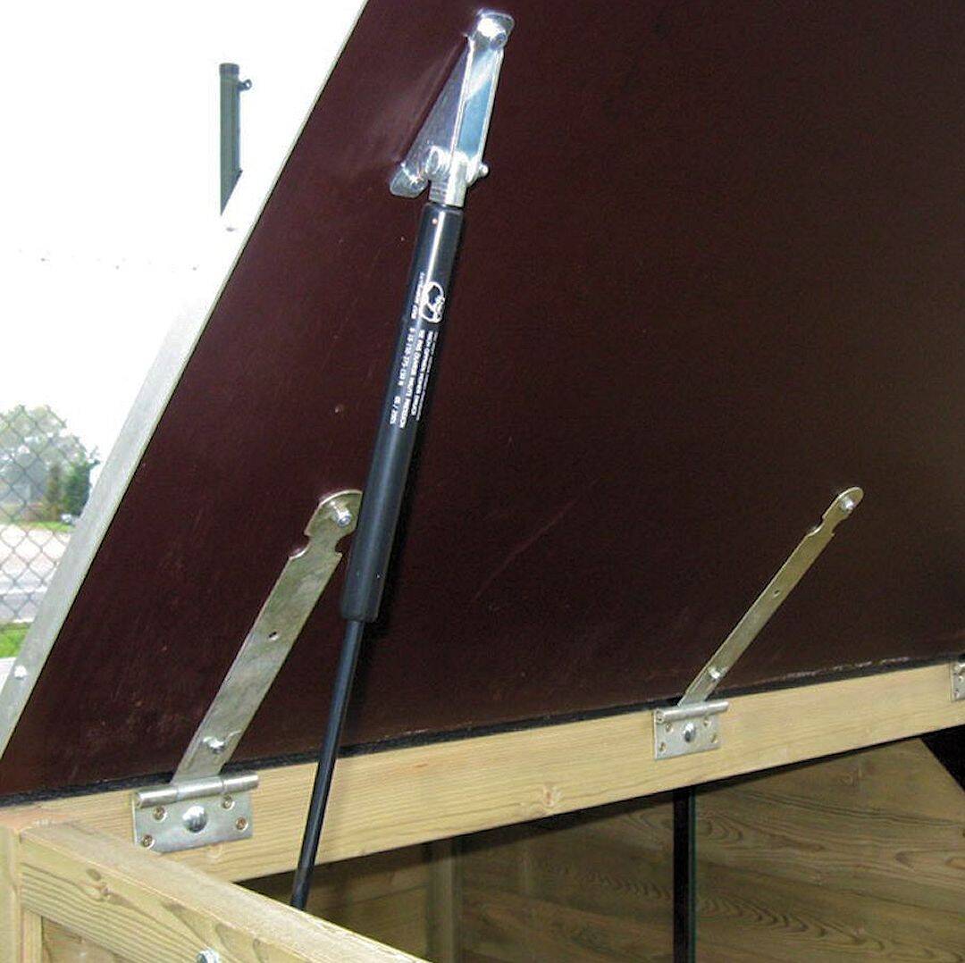 Bakfietsberging is voorzien van gasveren voor makkelijk openen en sluiten van het deksel