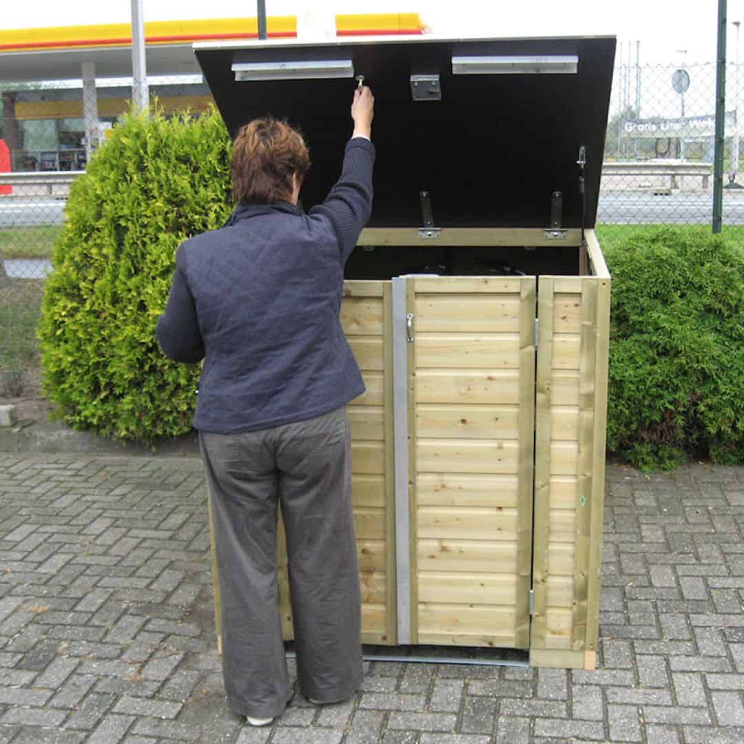 de fietsberging is makkelijk te openen door gasveren en handvat aan het deksel