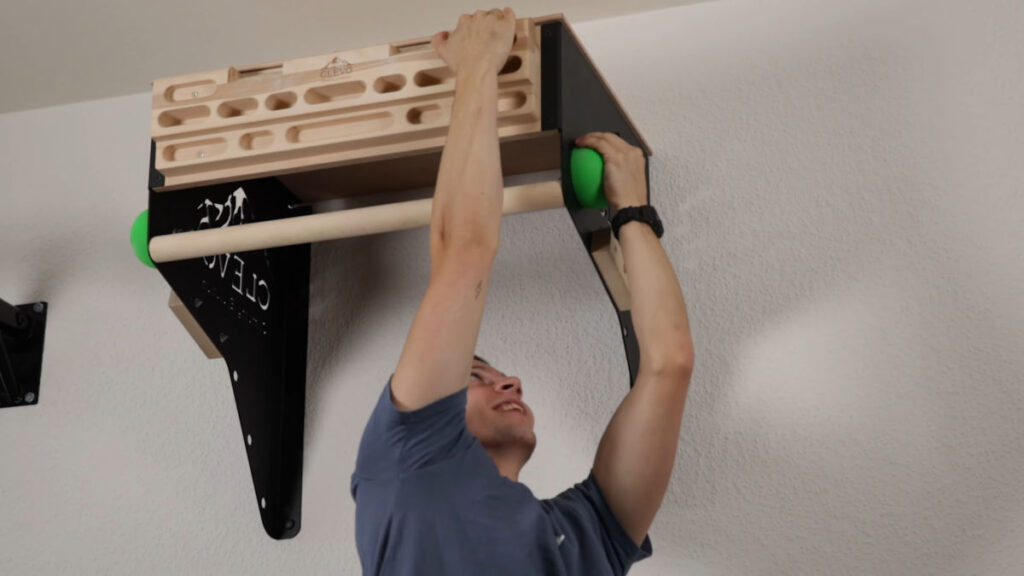 Jorick uses different grip types on the clevo wall pull-up bar to simulate climbing back and forth.