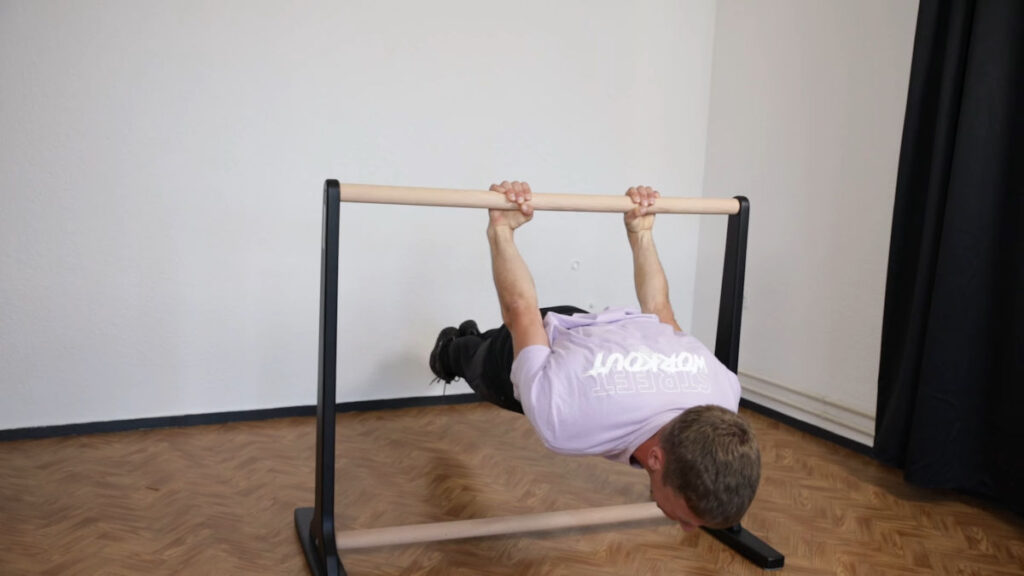 Jelle performing a back lever on the Gorletic Front Lever Bar.