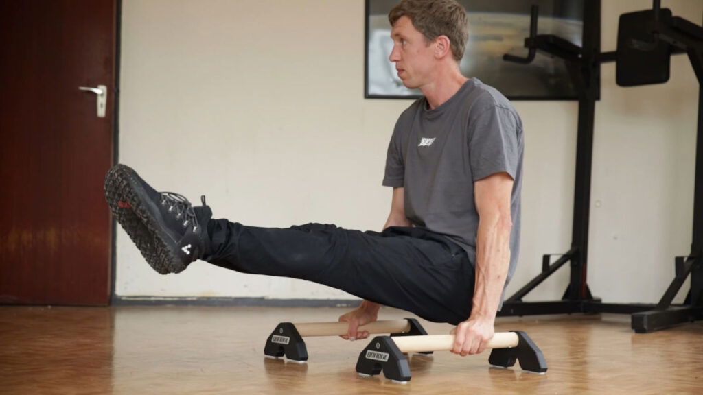 Jelle doing an L Sit exercise on the Gorletic LowFit Pro parallettes.