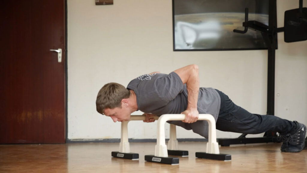 Jelle doing incline push ups on Gorletic medium parallettes.