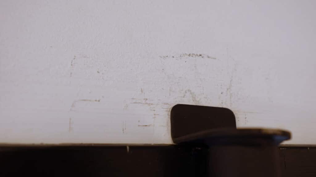 The KAKICLAY Pull-Up Bar Multi Grip causing damage to the door header because the hooks are not padded.