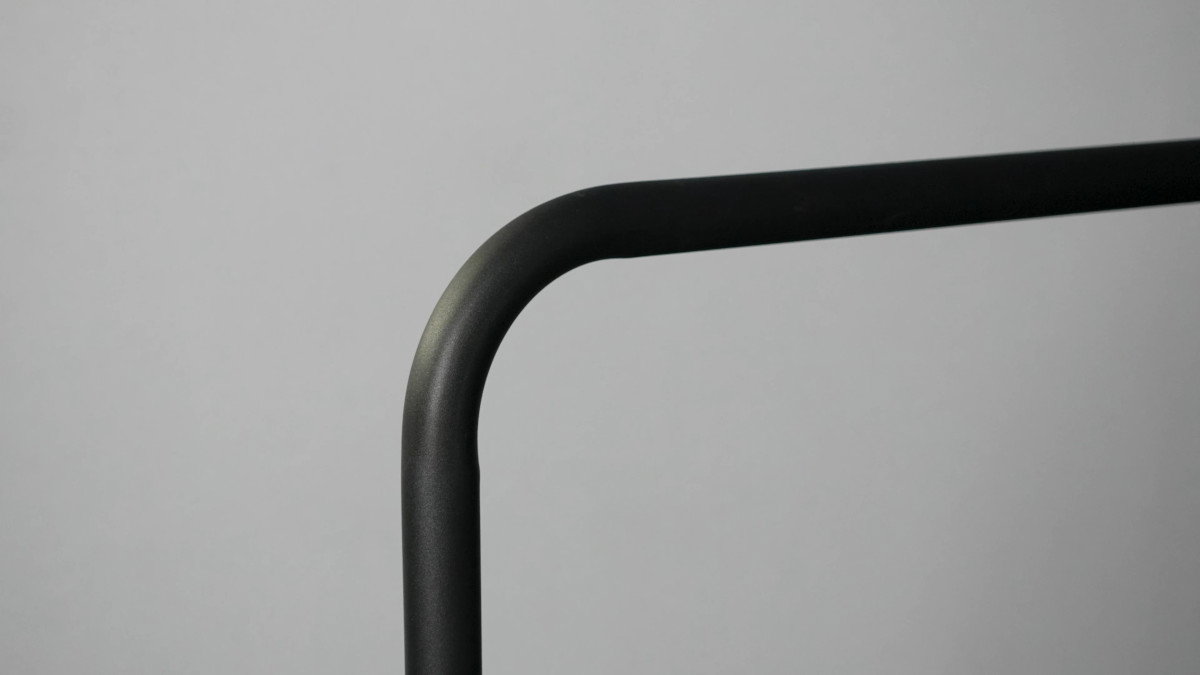 Close up of the powder-coated surface of the barmania pro classic dip bars.