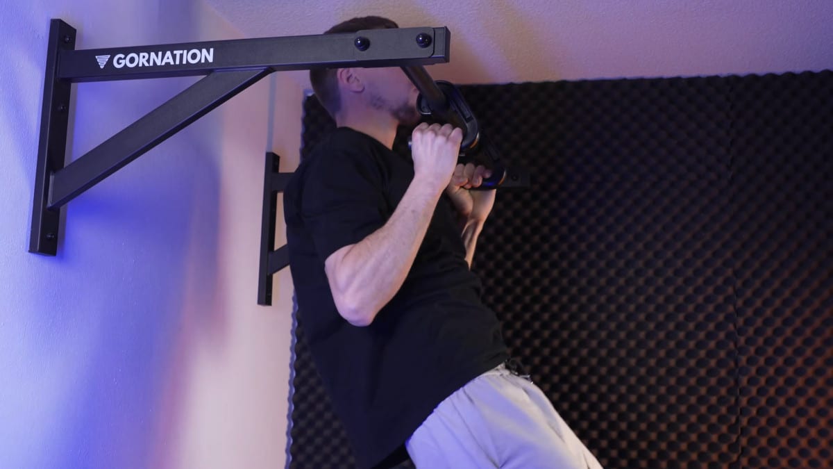Man in black shirt doing neutral grip pull-ups on the kensui swissies v1 pul-up handles.