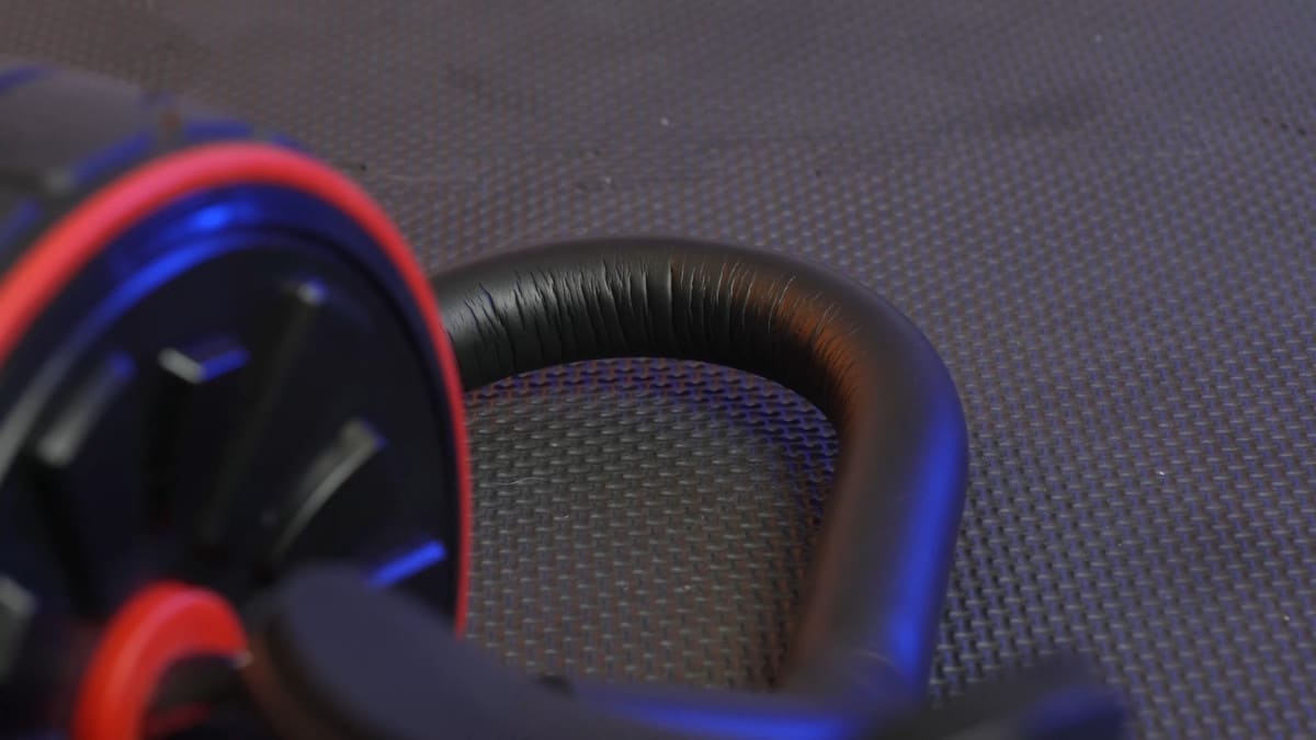 Detail of the foam covered handles of the dmoose ab roller.