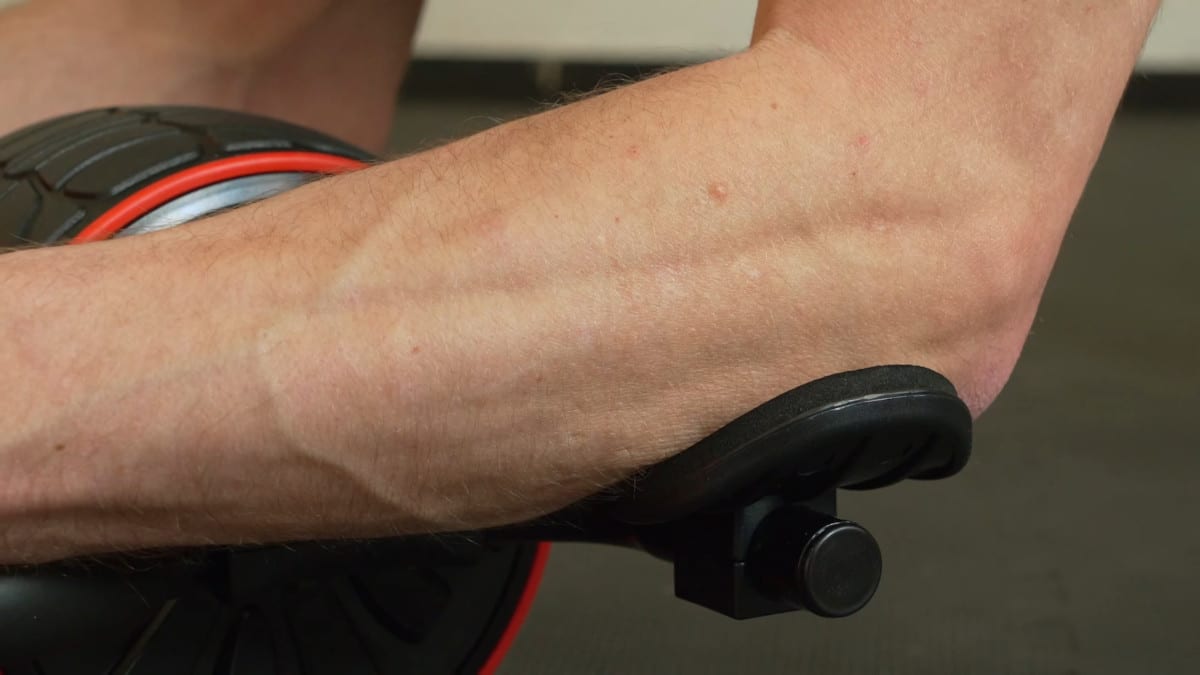 Close up of the elbow rests in use on the dmoose ab roller.