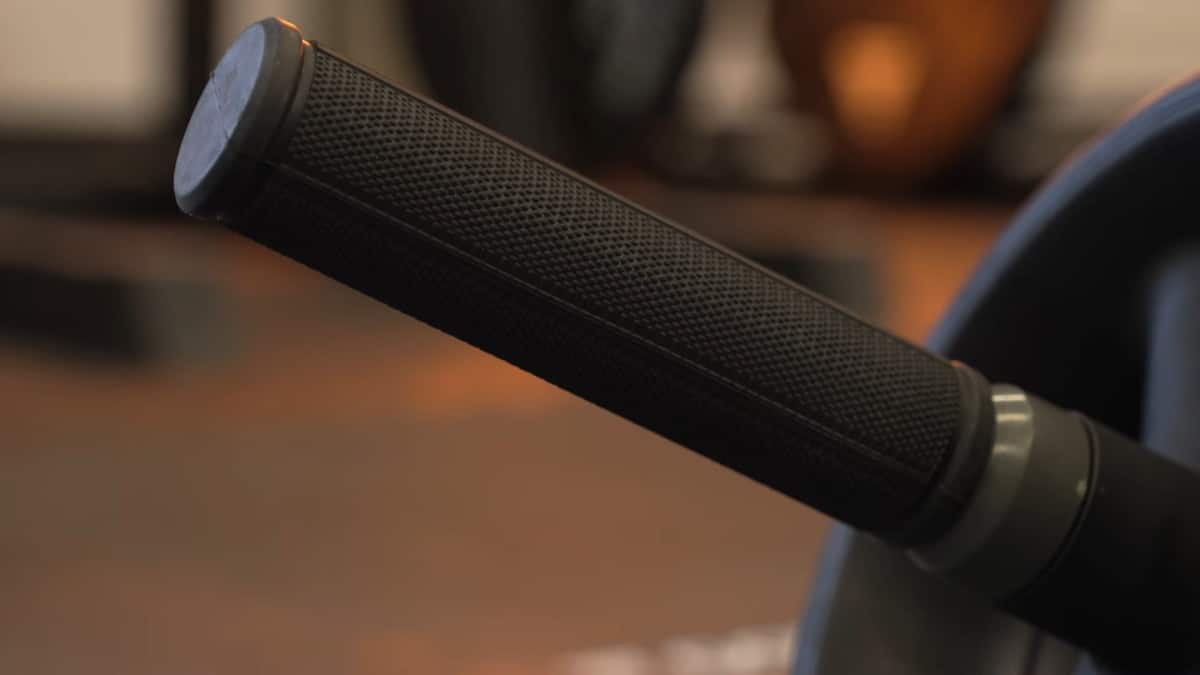 Close up of the rubberised handles with a knurled texture on the rogue ab wheel.