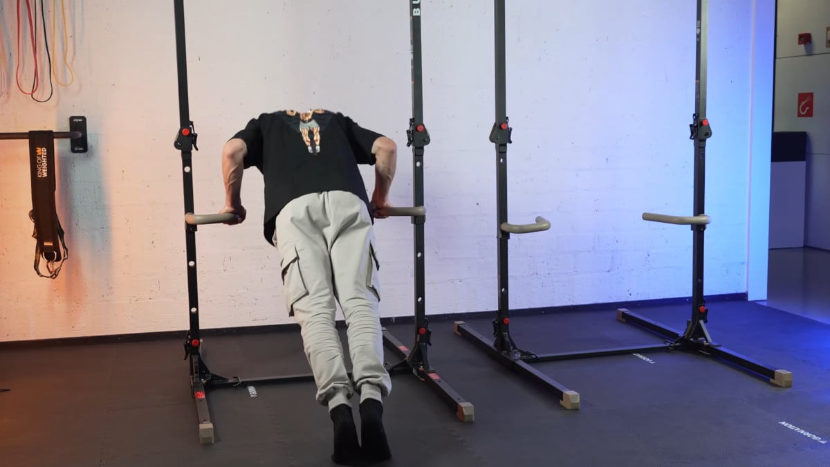 Man in black shirt doing australian push-up on the bullbar 2.0 extended.