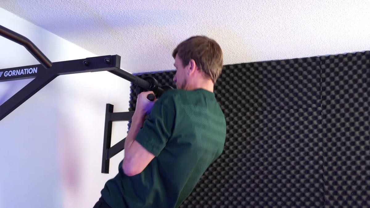 Man in green shirt doing supinated pull-ups on the kensui swissies v1 SP.