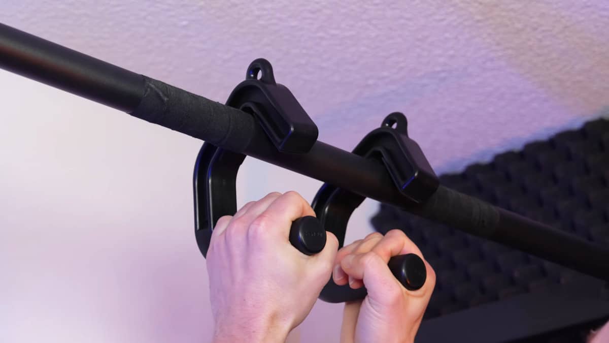 Close up of a man doing pull-ups on the kensui swissies v2.