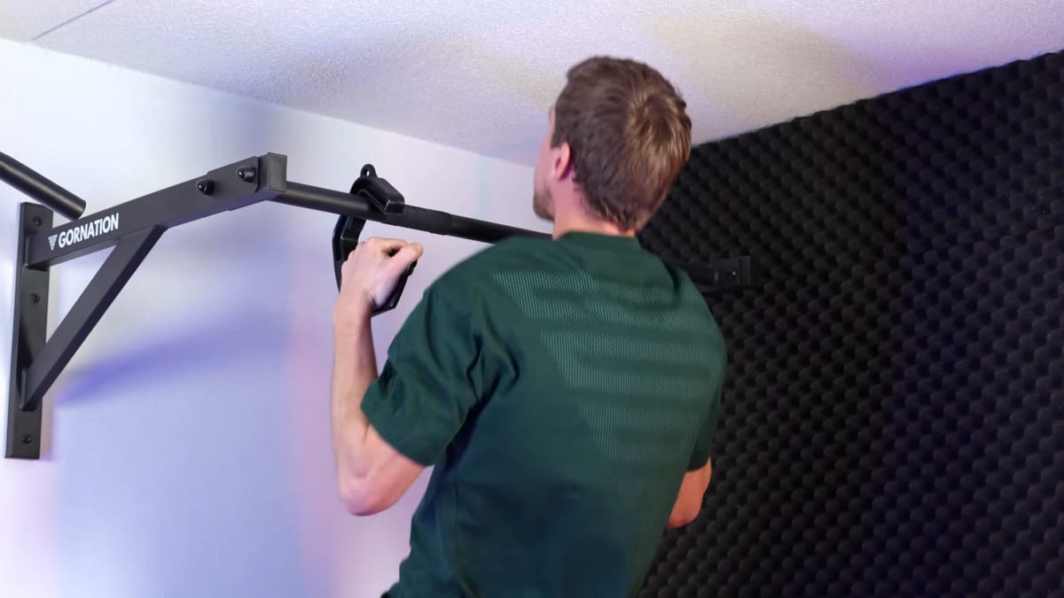 Man doing pull-ups on kensui swissies v2 max.