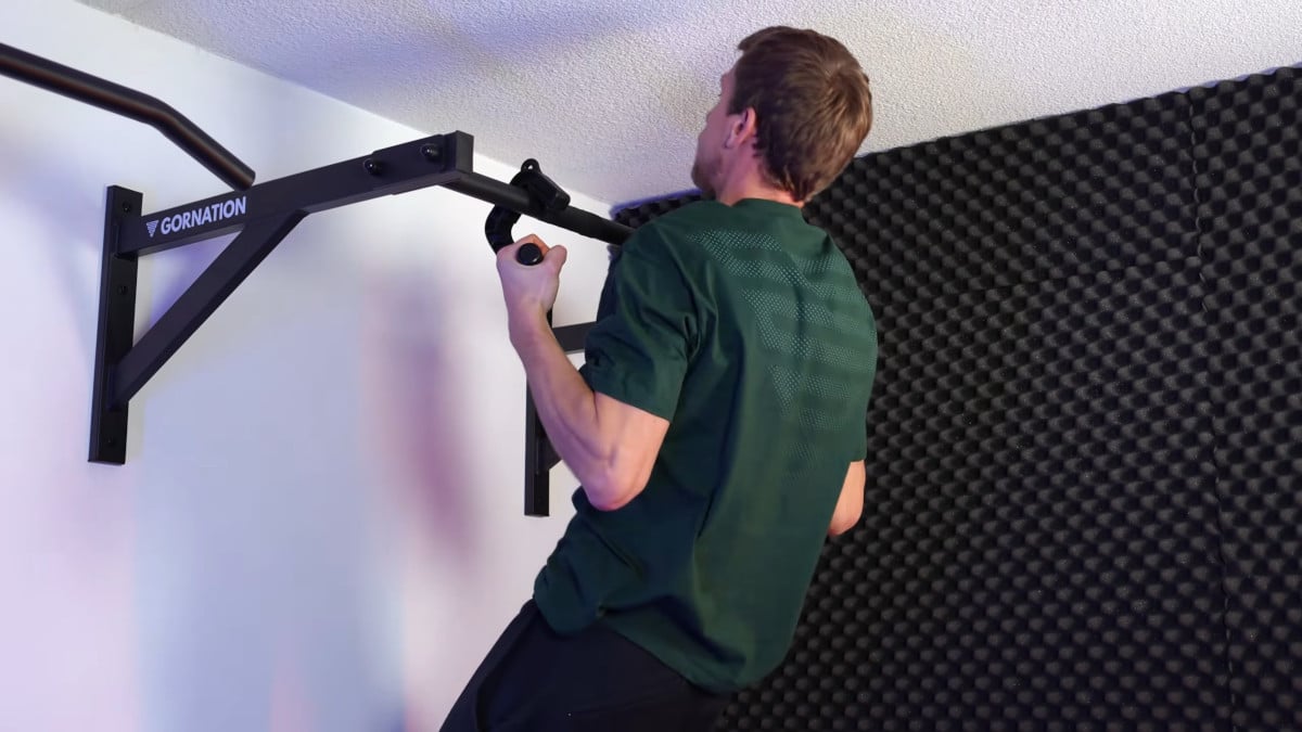 Man in green shirt doing pronated pull-ups on the kensui swissies v2 sp.