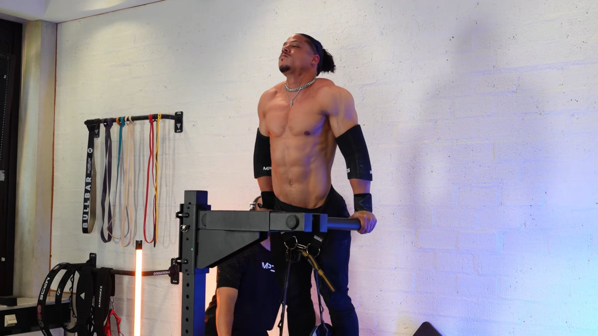 Jurvin Valdez straining himself to do a heavy weigthed dip on the king of weighted adjustable dip station.