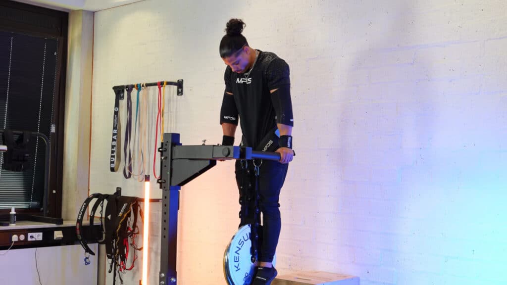 Jurvin Valdez doing dips on the king of weighted adjustable dip station wearing an mpds dip belt and with kensui weight plates.