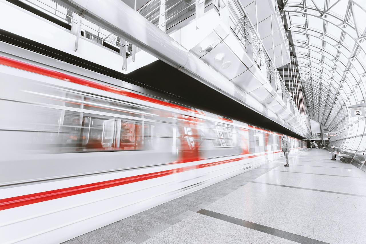 hogesnelheidstrein die op een modern station staat, ter illustratie van duurzaam reizen naar Turijn