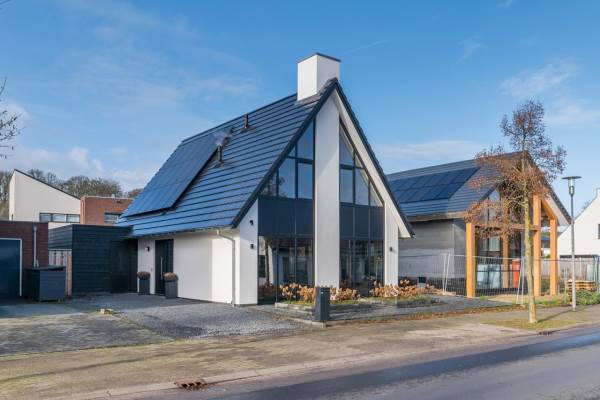 een modern witte villa met schoorsteen realiseren dat kan met LUXVILLA ontwerpen en realiseren