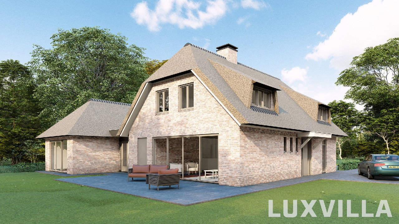Achterzijde van een rietgedekte LUXVILLA villa in Eemnes met grote schuifpuien, terras en open tuin