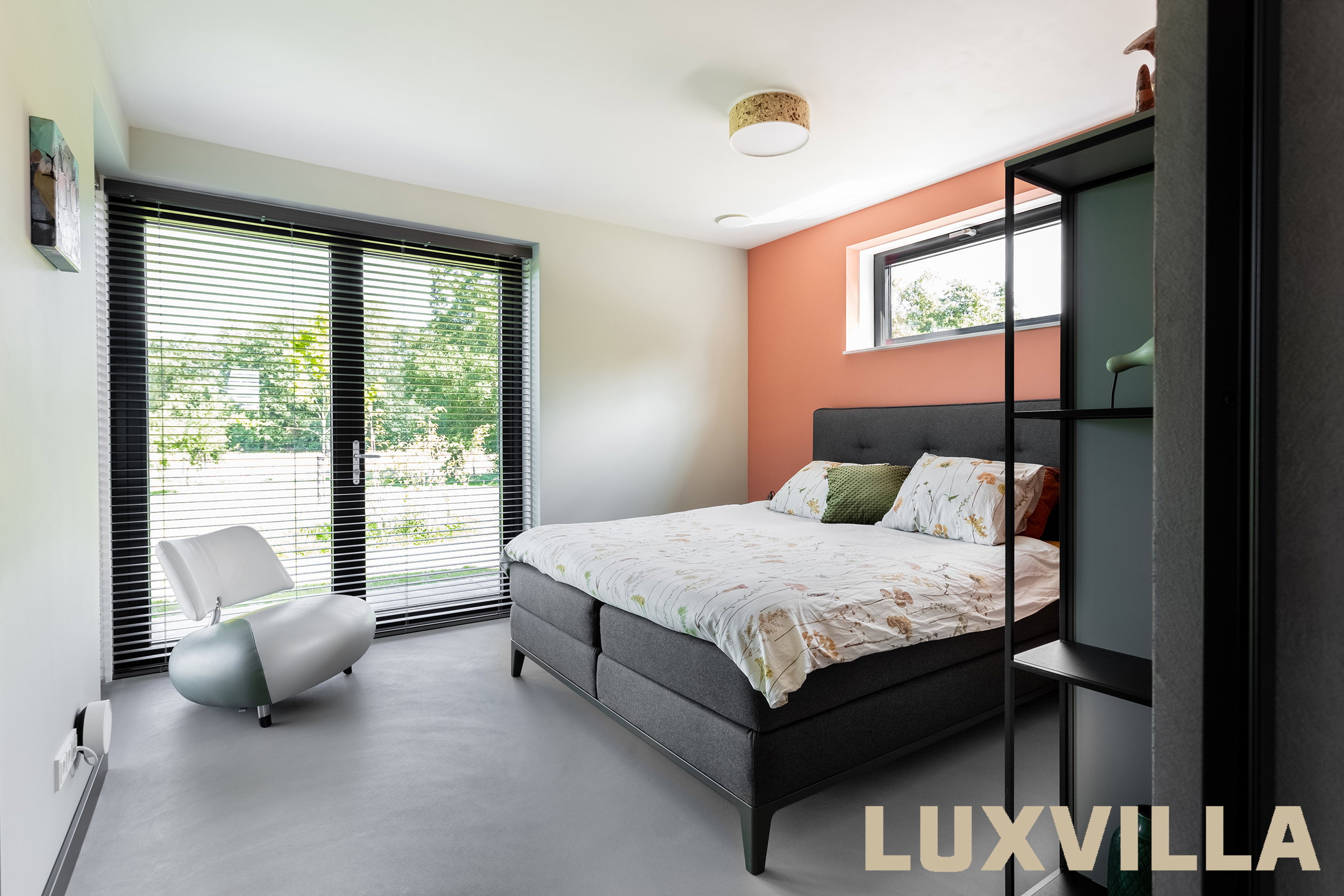 Slaapkamer op de begane grond in landelijke schuurwoning Bramel in Wezup, ontworpen door LUXVILLA met veel daglicht, tuinzicht en levensloopbestendig wooncomfort.