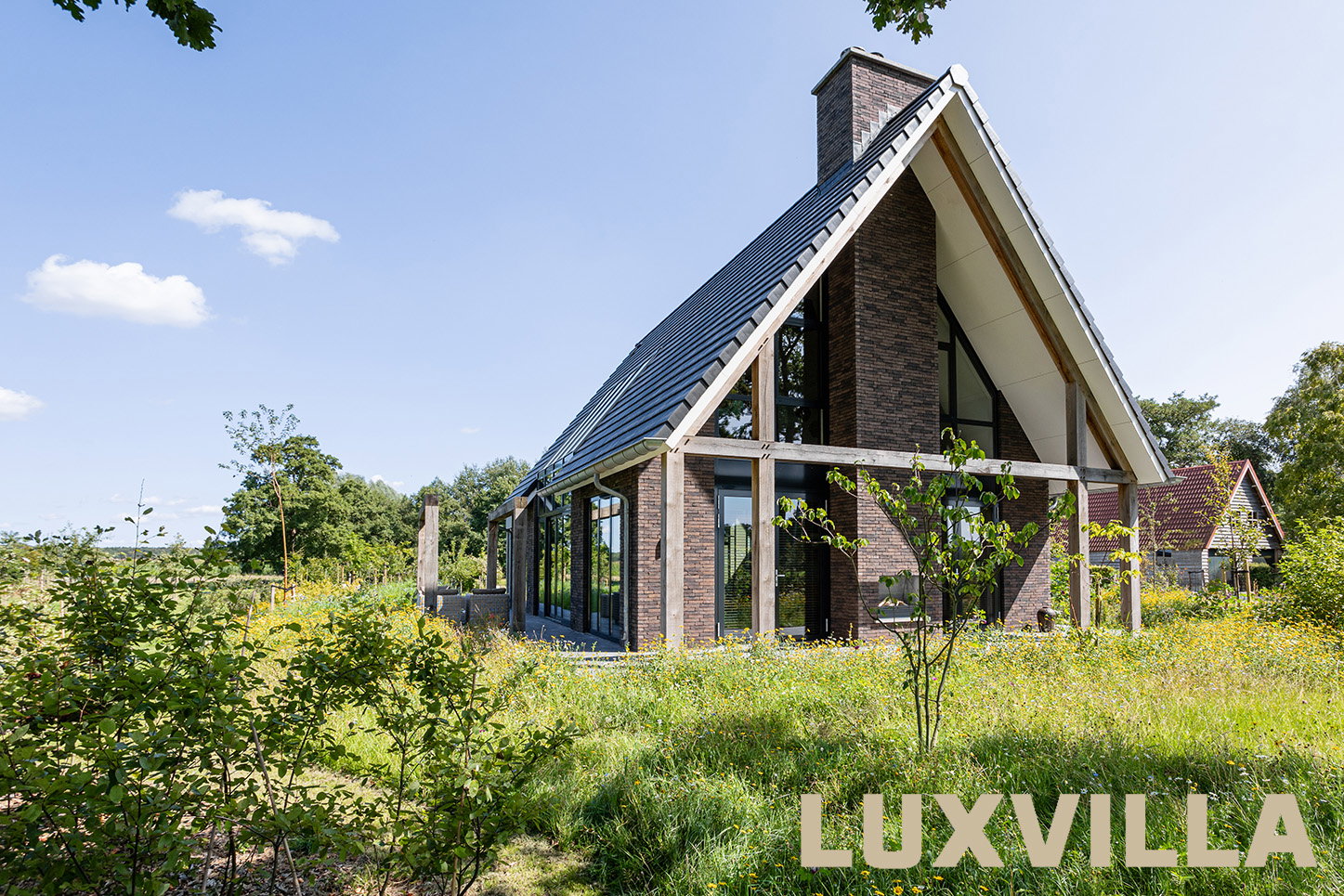 Gepersonaliseerde schuurwoning Bramel van LUXVILLA in Wezup met bakstenen gevel, hoge kap en grote glaspartijen in landelijke omgeving