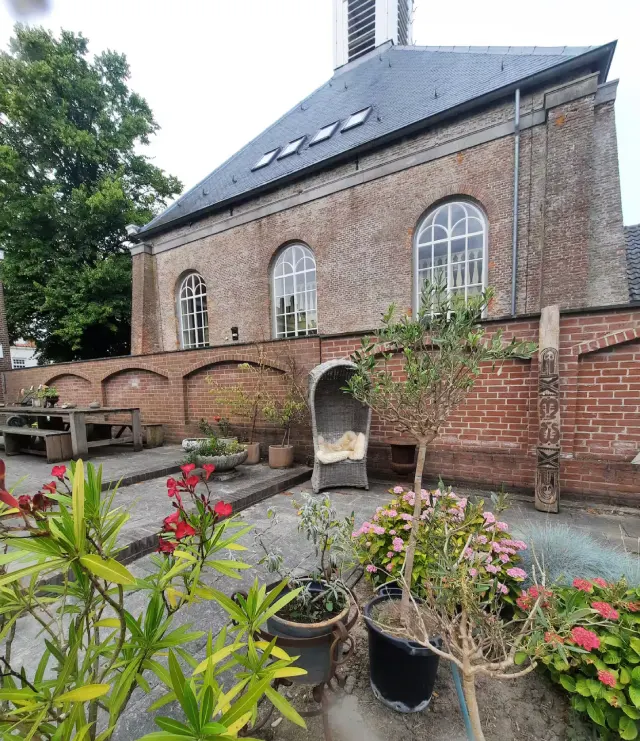 logeren in gastenverblijf Raadhuis Hoofdplaat Zeeland Marieke Meulenberg tuin kerk