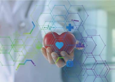 Dokter houdt een hart vast