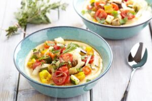 Ratatouille met kikkererwten over zachte polenta is een vegan recept van Lisa Steltenpool en hier te bekiken op vegetariers.nl