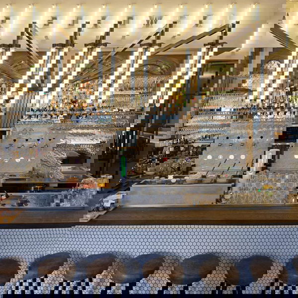 de bar, van Bar Bukowski in Amsterdam. Hang aan de bar, bestel wat vega food en voel je een filmster