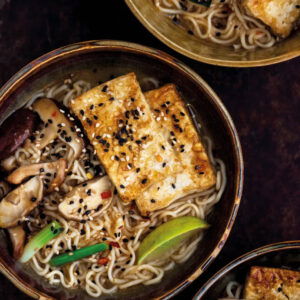 Dan Dan noedles, recept voor vega's en vegans uit het boek Vegan East