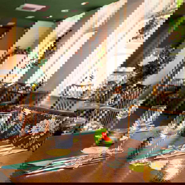 binnen kijken bij restaurant Ethica in Den Haag