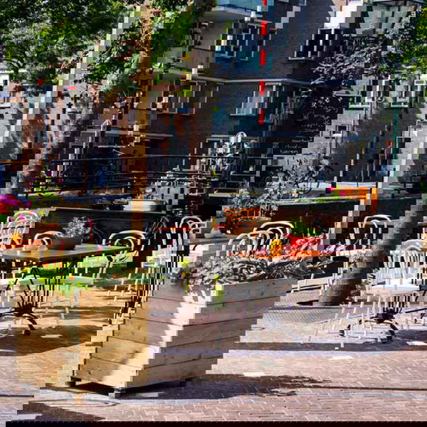 lekker op het terras bij restaurant Ethica in Den Haag