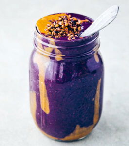 recept voor een kleurige ontbijtsmoothie uit het kookboek Quick + Slow