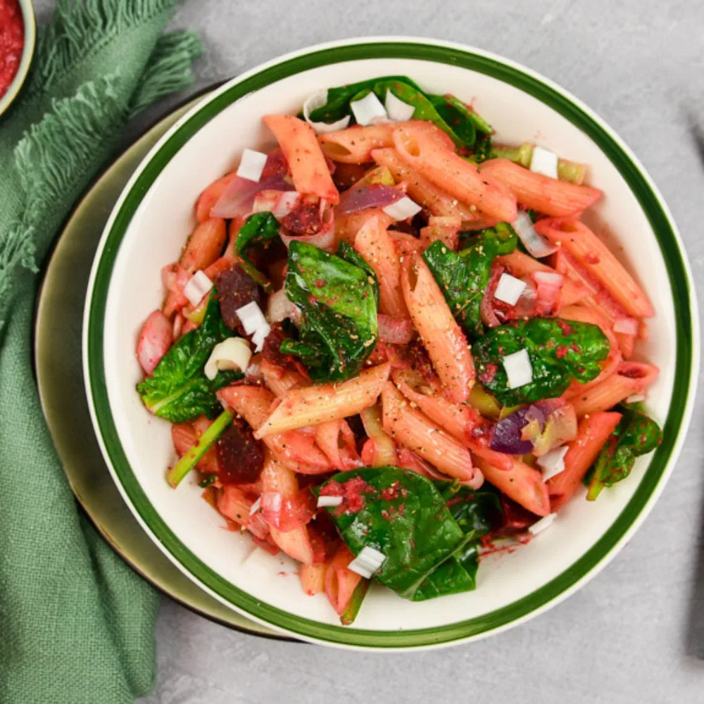 Pasta met bietenhummus