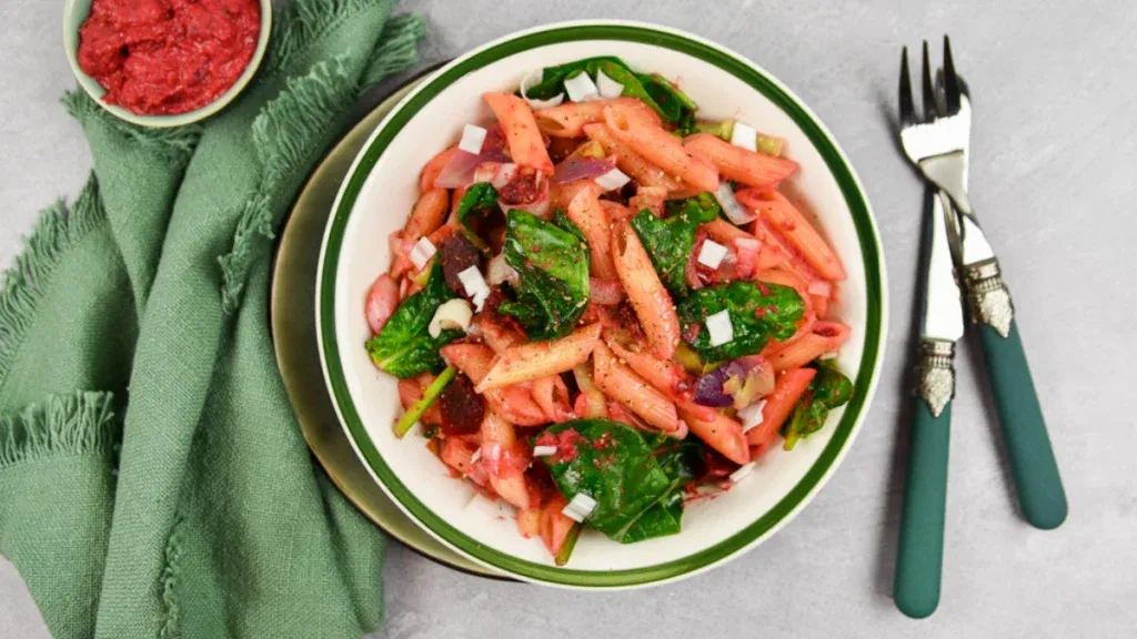 Pasta met roze bietenhummus