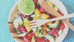 Salade mango, avocado tomaat