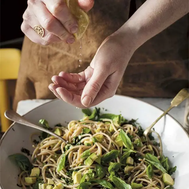 Spaghetti met avocado en citroen