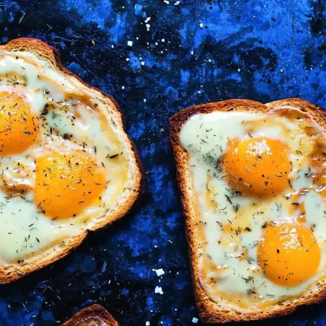 SUNNY SIDES UP met TOAST
