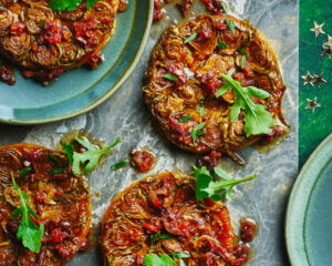 tarte tatin van spruitjes en zongedroogde tomaat
