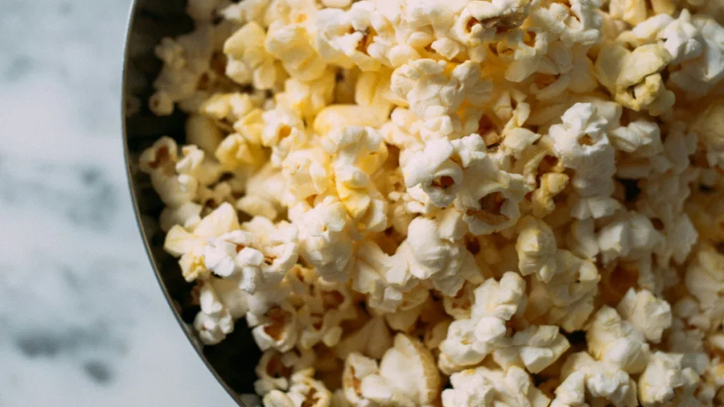 Vegan cheesy popcorn à la Cameron Diaz