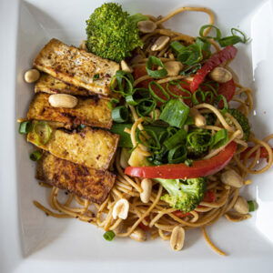 High Protein Vegan Pad Thai, een recept uit de Lekker Vega Kookshow - foto Colin Eusman