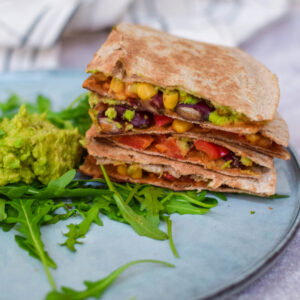 vegan quesadilla is een recept voor sportieve vegetariers en veganisten, en alle andere liefhebbers van extra gezonde gerechten