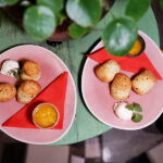 Het Paradijs in Enschede serveert vegan gerechten in een relaxte ambiance van een interieur creatief gemaakt van hergebruikte materialen.