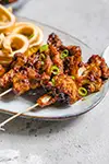 Sticky bloemkool met satesaus