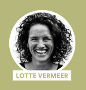 Lotte Vermeer is gezondheidswetenschapper en voltooide in 2017 de vegetarische koksopleiding VIP Health & Nutrition. Ze werkt als kok, receptontwikkelaar en plantaardig inspirator. Haar missie is om mensen weer in contact te brengen met écht eten. In 2021 won Lotte de New Generation Plant-Based Chef verkiezing.