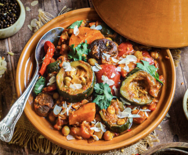 Vasten verbreken tijdens Vega Ramadan is gemakkelijk met recepten zoals deze Vegan Tajine van Lenna Omrani.