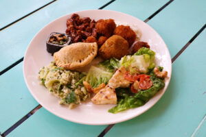 Spirit Rotterdam serveert een buffert met biologisch en vegan gerechten, hapjes en toetjes voor ontbijt, lunch en diner