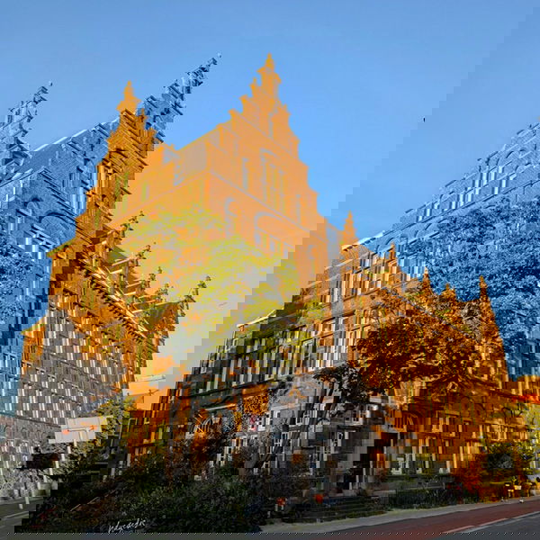 Het voormalige schoolgebouw in Den Haag waar Restaurant Hagedis is gevestigd